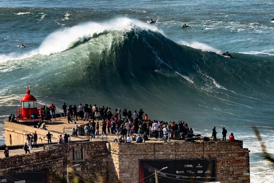 Onda gigante na Nazaré